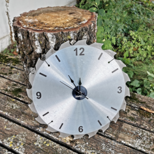 Uhr aus altem Sägeblatt Uhr aus altem Sägeblatt